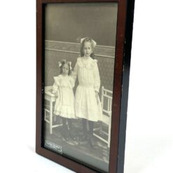 Senovinė dviejų mergaičių nuotrauka (aut. Gustav Brandt, Brėmenas) mediniame rėme su stiklu 1x12x18,5 cm