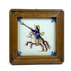 Keramikinė Royal Tichelaar Makkum plytelė mediniame rėmelyje su rankomis tapytu raitelio atvaizdu 2x17x17 cm