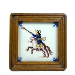 Keramikinė Royal Tichelaar Makkum plytelė mediniame rėmelyje su rankomis tapytu raitelio atvaizdu 2x17x17 cm
