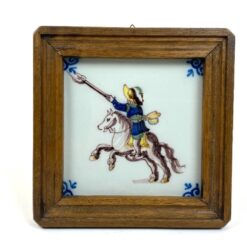 Keramikinė Royal Tichelaar Makkum plytelė mediniame rėmelyje su rankomis tapytu raitelio atvaizdu 2x17x17 cm