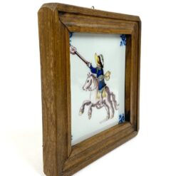 Keramikinė Royal Tichelaar Makkum plytelė mediniame rėmelyje su rankomis tapytu raitelio atvaizdu 2x17x17 cm