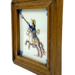 Keramikinė Royal Tichelaar Makkum plytelė mediniame rėmelyje su rankomis tapytu raitelio atvaizdu 2x17x17 cm