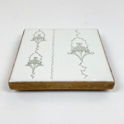 Keramikinis medinio rėmo padėkliukas su kojelėmis 15,5x15,5x3 cm