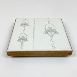 Keramikinis medinio rėmo padėkliukas su kojelėmis 15,5×15,5×3 cm