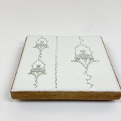Keramikinis medinio rėmo padėkliukas su kojelėmis 15,5×15,5×3 cm