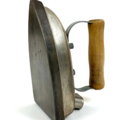 Senovinis metalinis lygintuvas su medine rankena 10,5x20x12,5 cm