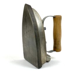 Senovinis metalinis lygintuvas su medine rankena 10,5x20x12,5 cm