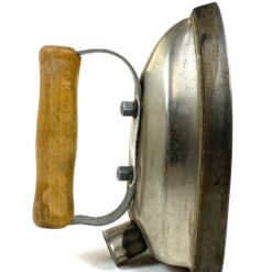 Senovinis metalinis lygintuvas su medine rankena 10,5x20x12,5 cm