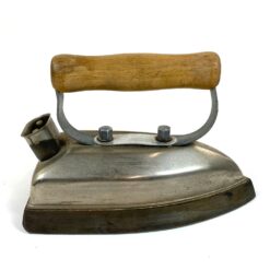 Senovinis metalinis lygintuvas su medine rankena 10,5x20x12,5 cm