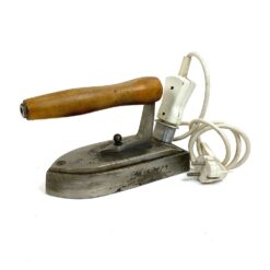 Vintažinis metalinis lygintuvas medine rankena, su laidu 9x22x14 cm