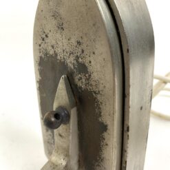 Vintažinis metalinis lygintuvas medine rankena, su laidu 9x22x14 cm