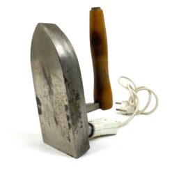 Vintažinis metalinis lygintuvas medine rankena, su laidu 9x22x14 cm