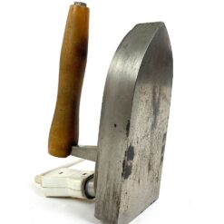 Vintažinis metalinis lygintuvas medine rankena, su laidu 9x22x14 cm