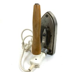 Vintažinis metalinis lygintuvas medine rankena, su laidu 9x22x14 cm