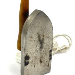 Vintažinis metalinis lygintuvas medine rankena, su laidu 9x22x14 cm