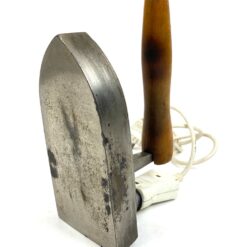 Vintažinis metalinis lygintuvas medine rankena, su laidu 9x22x14 cm
