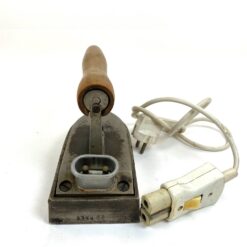 Vintažinis metalinis lygintuvas medine rankena, su laidu 9x22x14 cm