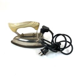 Vintažinis metalinis AEG lygintuvas medine rankena, su laidu 19,5x11x14 cm