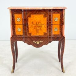 Liudviko XVI laikotarpio stiliaus komoda su žalvario apdailomis ir akmeniniu stalviršiumi 39x72x81 cm