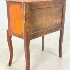 Liudviko XVI laikotarpio stiliaus komoda su žalvario apdailomis ir akmeniniu stalviršiumi 39x72x81 cm