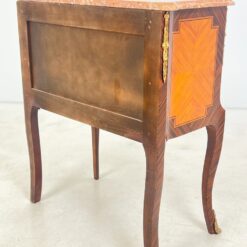 Liudviko XVI laikotarpio stiliaus komoda su žalvario apdailomis ir akmeniniu stalviršiumi 39x72x81 cm