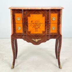Liudviko XVI laikotarpio stiliaus komoda su žalvario apdailomis ir akmeniniu stalviršiumi 39x72x81 cm