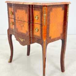 Liudviko XVI laikotarpio stiliaus komoda su žalvario apdailomis ir akmeniniu stalviršiumi 39x72x81 cm