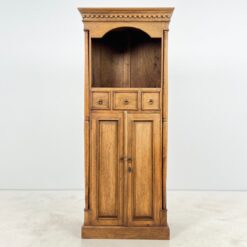 Aukšta medinė trijų stalčiukų ir dviejų durų komoda su lentyna 44,5x74x180 cm