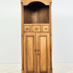 Aukšta medinė trijų stalčiukų ir dviejų durų komoda su lentyna 44,5x74x180 cm