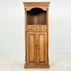 Aukšta medinė trijų stalčiukų ir dviejų durų komoda su lentyna 44,5x74x180 cm