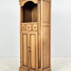 Aukšta medinė trijų stalčiukų ir dviejų durų komoda su lentyna 44,5x74x180 cm