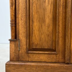 Aukšta medinė trijų stalčiukų ir dviejų durų komoda su lentyna 44,5x74x180 cm