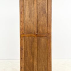 Aukšta medinė trijų stalčiukų ir dviejų durų komoda su lentyna 44,5x74x180 cm