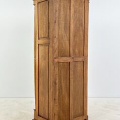 Aukšta medinė trijų stalčiukų ir dviejų durų komoda su lentyna 44,5x74x180 cm