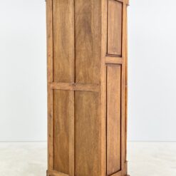 Aukšta medinė trijų stalčiukų ir dviejų durų komoda su lentyna 44,5x74x180 cm