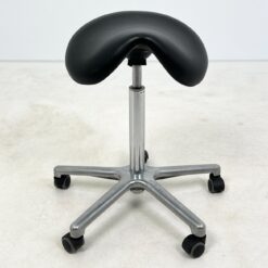 Balno formos 360° sukama, reguliuojamo aukščio taburetė su eko oda ir ratukais 62x62x61(+24) cm