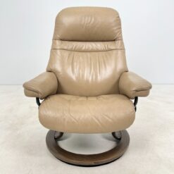 Norvegiškas Stressless natūralios odos riešutmedžio rėmo mechaniniu būdu valdomas fotelis reglaineris 76x77x103 cm, 45 cm