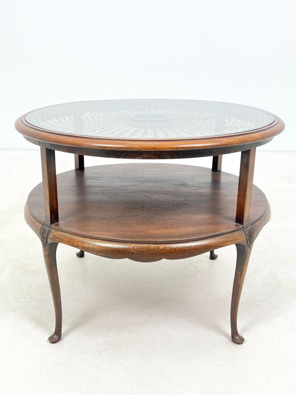 DS0252-stalai-1 Apvalus ąžuolinis staliukas su ratano ir stiklo stalviršiumi 75,5×75,5×59 cm
