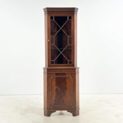 Angliško stiliaus kampinis raudonmedžio bufetas 39x63x178 cm