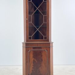 Angliško stiliaus kampinis raudonmedžio bufetas 39x63x178 cm