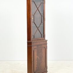 Angliško stiliaus kampinis raudonmedžio bufetas 39x63x178 cm