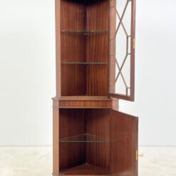 Angliško stiliaus kampinis raudonmedžio bufetas 39x63x178 cm