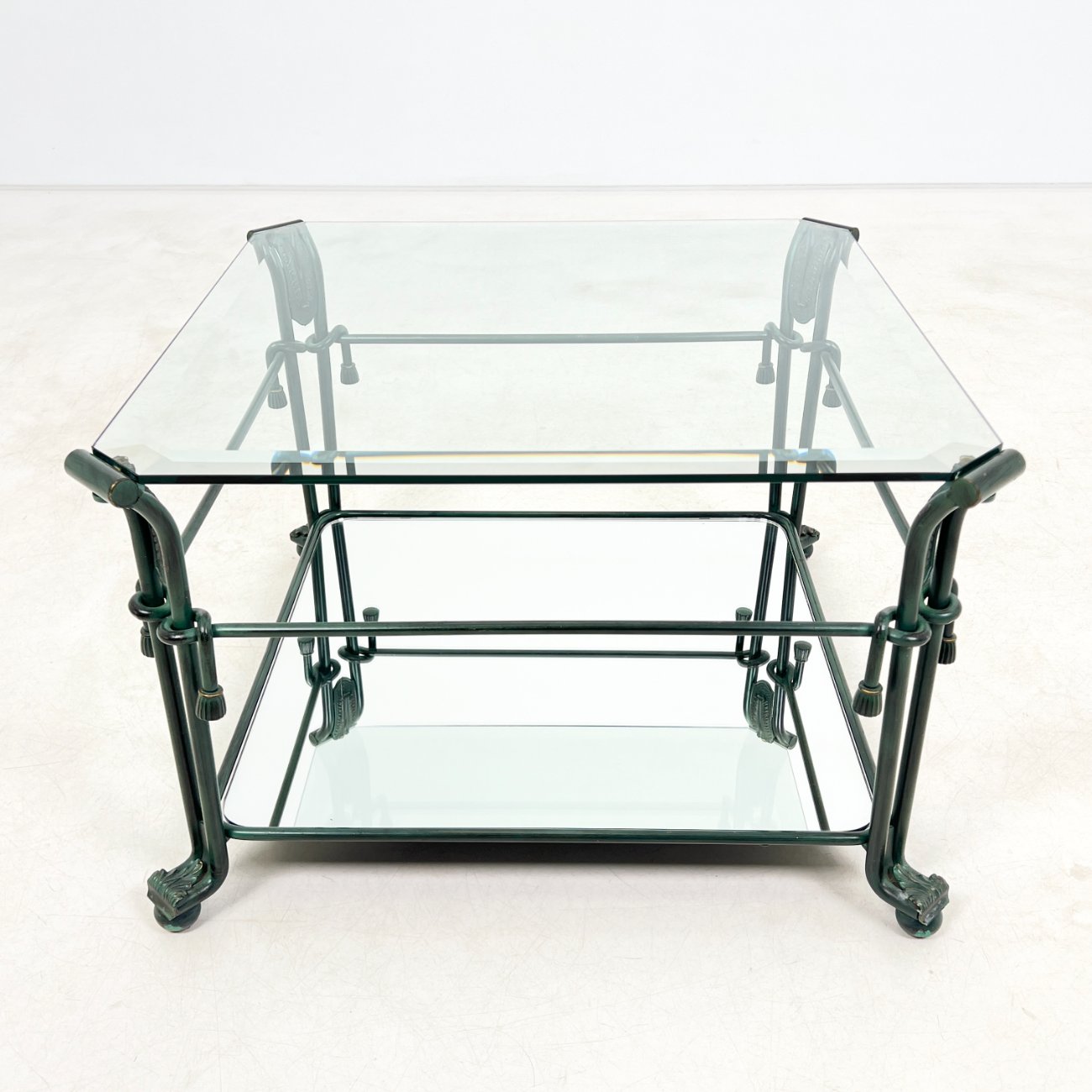 DS0255-stalai-0 Metalinis staliukas stikliniu stalviršiumi su veidrodinio stiklo lentyna 63x63x40 cm