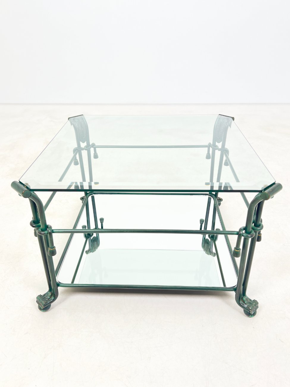 DS0255-stalai-1 Metalinis staliukas stikliniu stalviršiumi su veidrodinio stiklo lentyna 63x63x40 cm