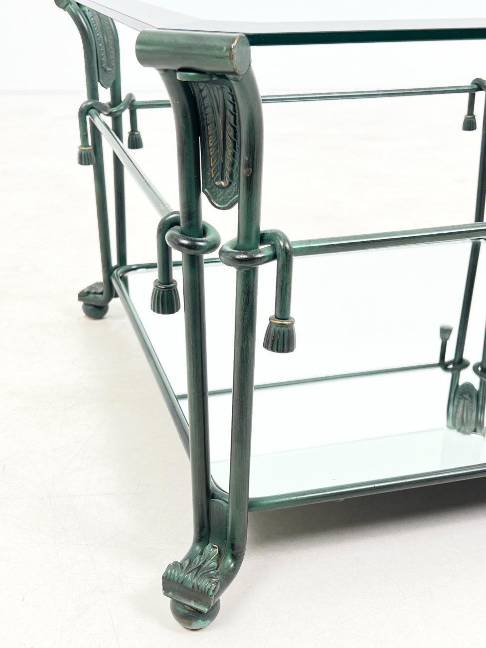 DS0255-stalai-6 Metalinis staliukas stikliniu stalviršiumi su veidrodinio stiklo lentyna 63x63x40 cm