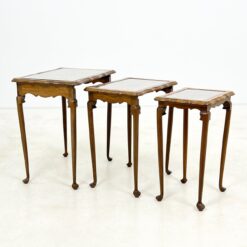 Ąžuoliniai lizdiniai staliukai ratano ir stiklo stalviršiais 3 vnt. komplektas 37x52x54,5 cm