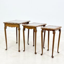 Ąžuoliniai lizdiniai staliukai ratano ir stiklo stalviršiais 3 vnt. komplektas 37x52x54,5 cm
