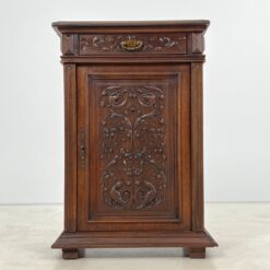 Ąžuolinė drožinėta vienų durų ir vieno stalčiaus spintelė 37x66x95 cm