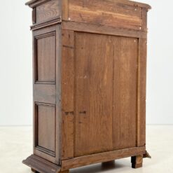 Ąžuolinė drožinėta vienų durų ir vieno stalčiaus spintelė 37x66x95 cm