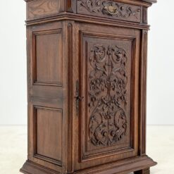 Ąžuolinė drožinėta vienų durų ir vieno stalčiaus spintelė 37x66x95 cm